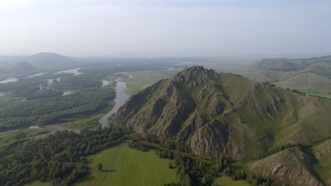 Estepa-Verde,-Río-Majestuoso,-Montañas-Impresionantes