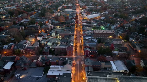 Antena-De-Plataforma-Rodante-Inversa-Que-Establece-Una-Toma-De-Una-Ciudad-Urbana-Por-La-Noche