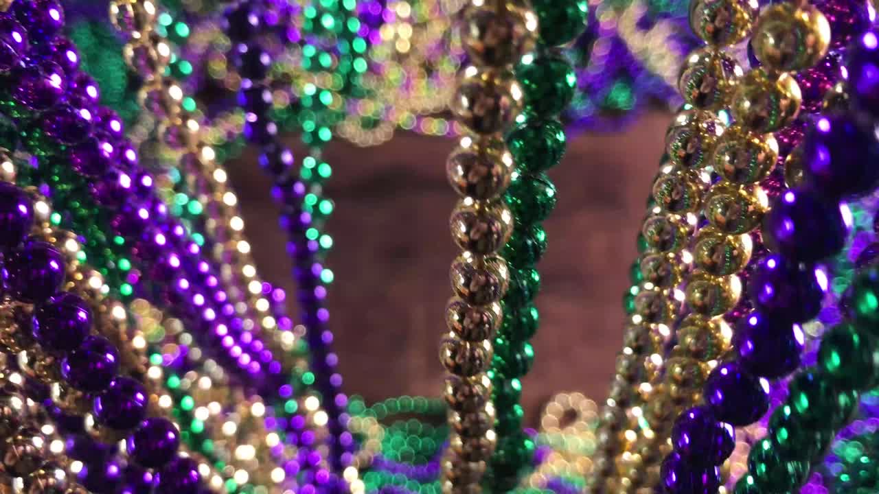 cortina de cuentas de mardi gras que se separan para revelar un borde de cuentas colorido con espacio de copia