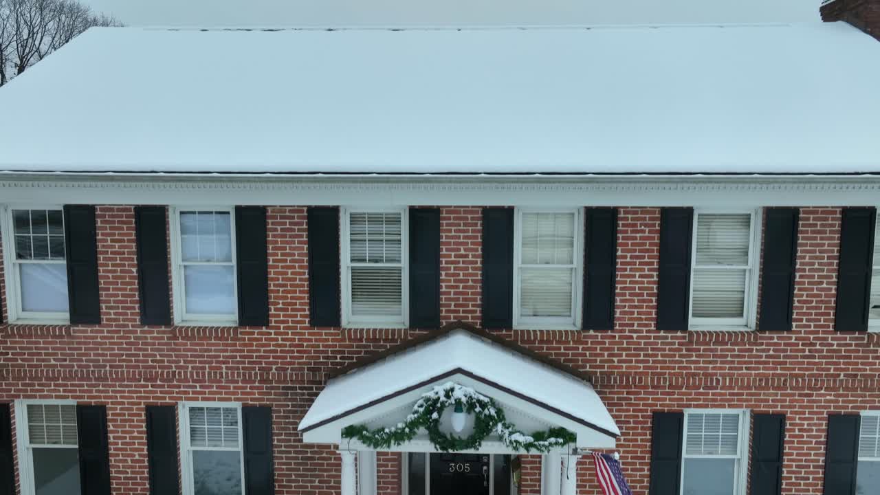 воздушный снимок большого кирпичного особняка