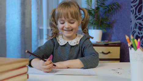 Niña-Estudiando-La-Tarea-Durante-Lecciones-En-Línea-En-Casa-Niño-Haciendo-Videollamadas,-Educación-A-Distancia