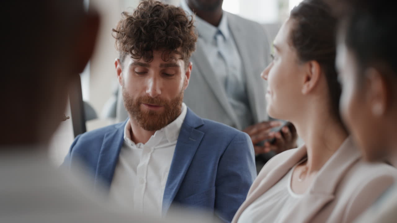 hombre de negocios atractivo charlando con colegas en la oficina reuniéndose teniendo conversación compartiendo ideas con diversos grupos corporativos en el lugar de trabajo
