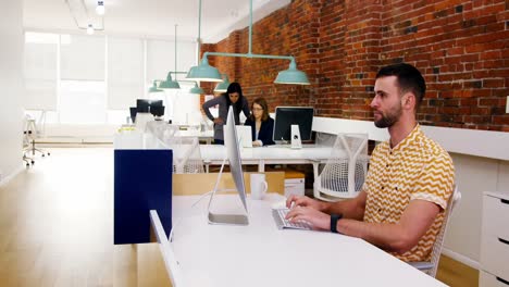 ejecutivo masculino trabajando en la computadora en el escritorio