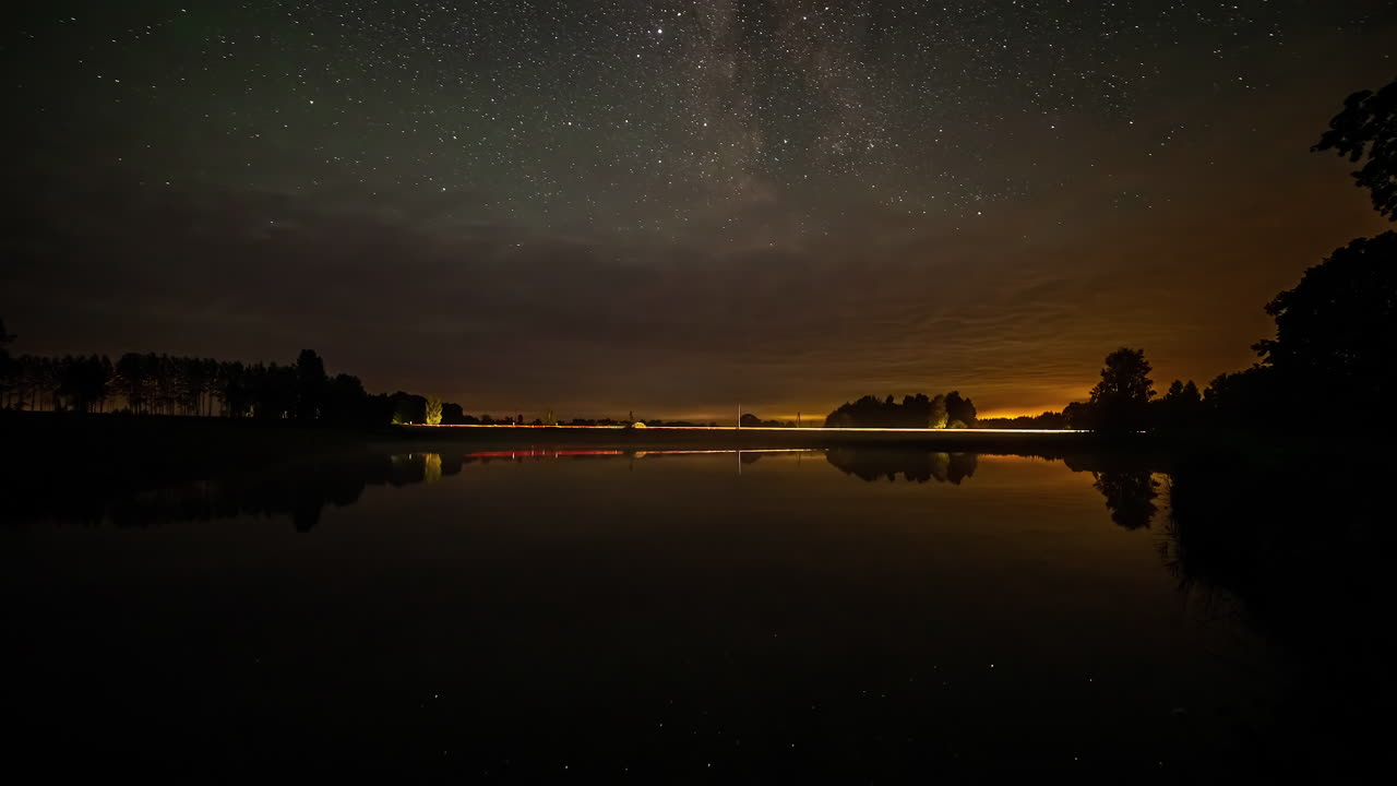 Timelapse di un tramonto su un lago con stelle che appaiono nel cielo