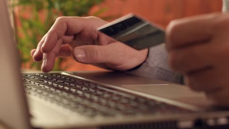 concepto de comercio electrónico y banca electrónica, hombre que utiliza computadora portátil y tarjeta de crédito para transacciones en línea