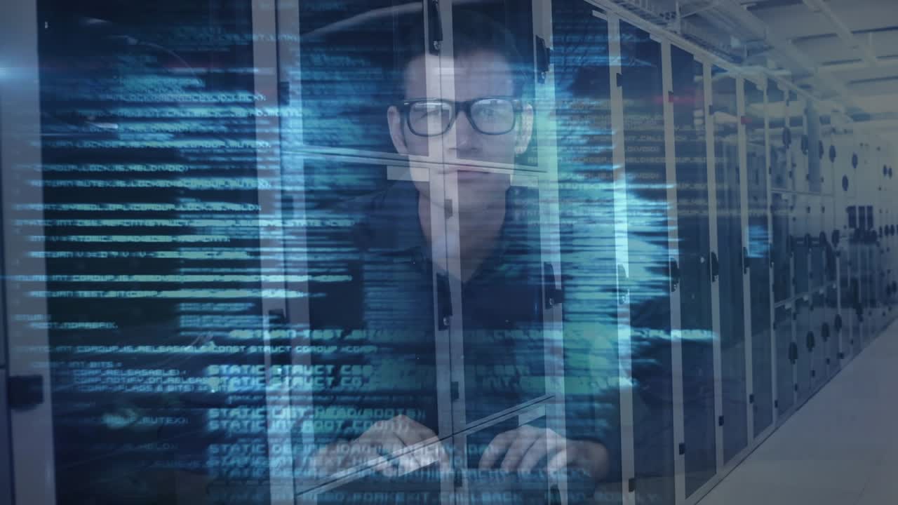 Animation af databehandling over kaukasisk mandlig hacker, der bruger en bærbar computer mod computerserverrum.