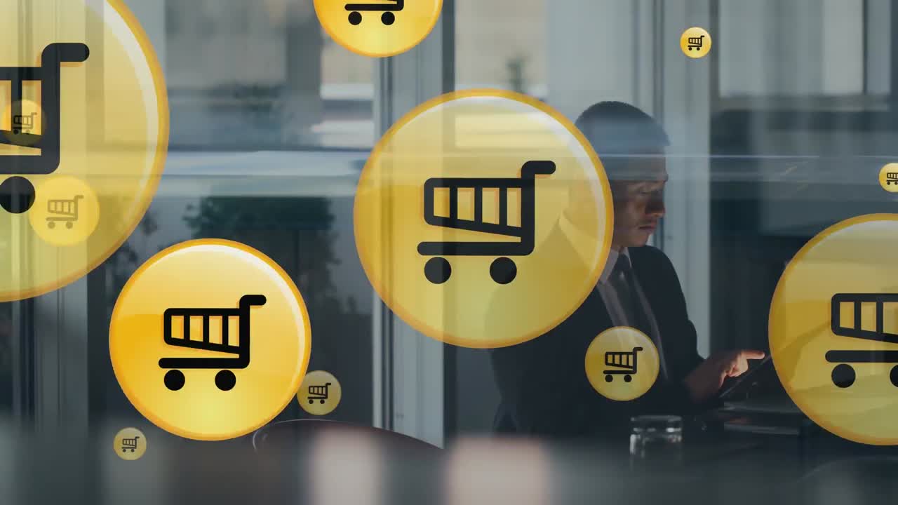 animación de iconos de los medios de comunicación sobre empresario asiático que usa un teléfono inteligente