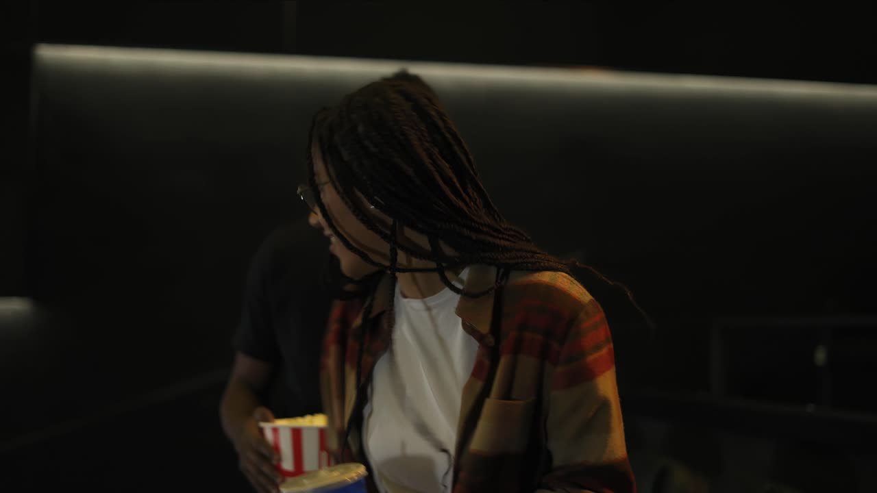 una joven pareja afroamericana vino al cine a ver una película.