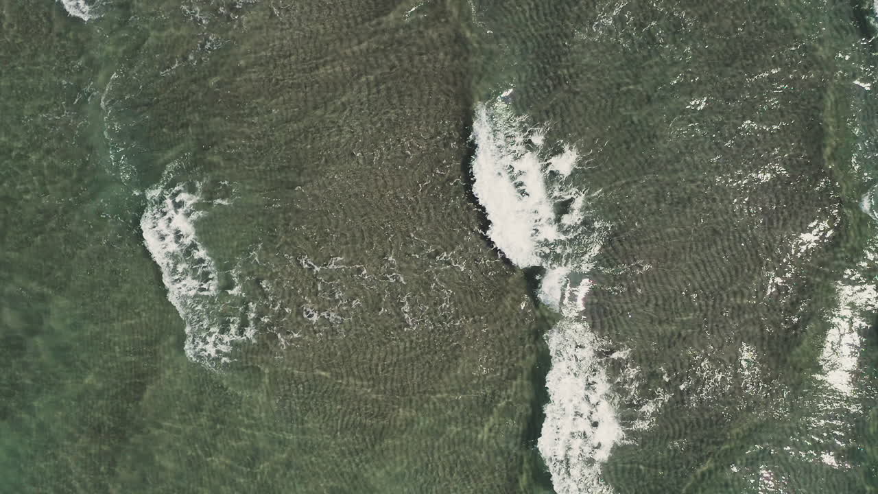 vista aérea de las olas en la orilla