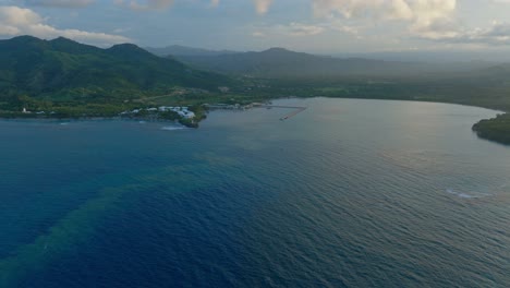 Toma-Aérea-De-Agua-Azul-En-La-Bahía-De-Maimon-En-Puerto-Plata-República-Dominicana