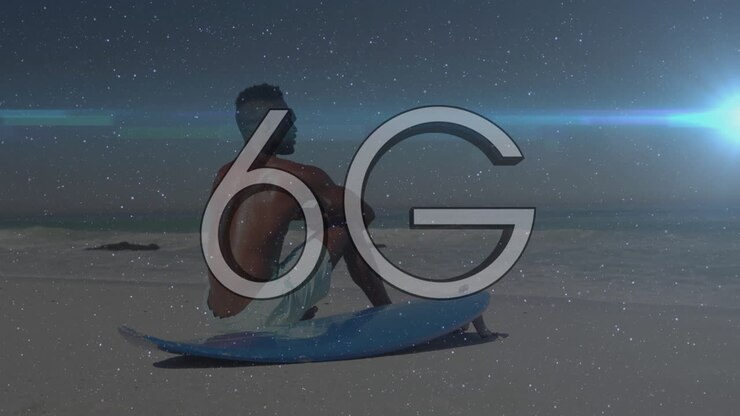Mand sidder på surfbræt på stranden med 6G animations-overlay