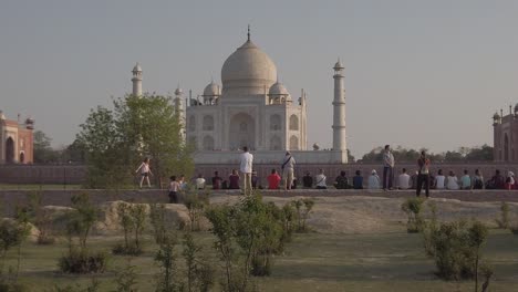 Touristen-Betrachten-Taj-Mahal-Bei-Sonnenuntergang-In-Agra,-Agravanam,-Yamuna-fluss,-Uttar-Pradesh,-Indien