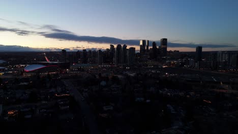 Vuelo-Con-Drones-Del-Centro-De-Calgary-Durante-La-Hora-Azul