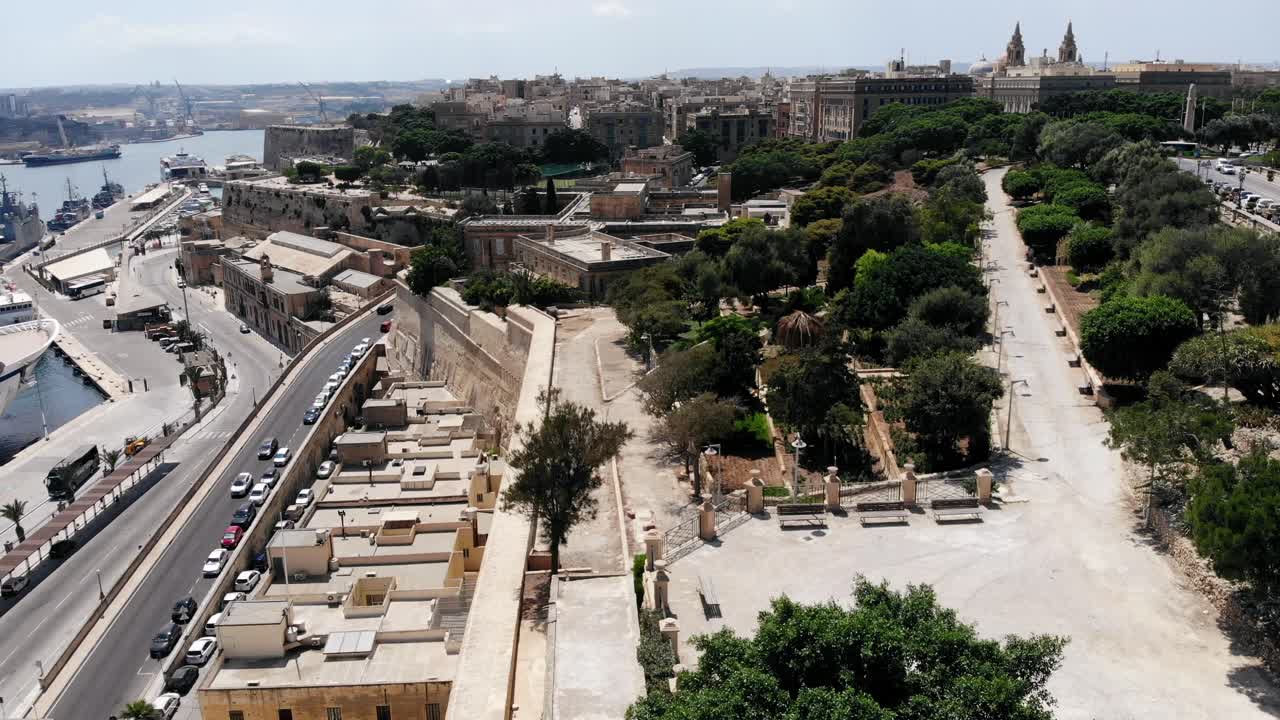 vista aérea panorámica de drones del jardín y parque herbert ganado cerca del gran puerto de valletta en floriana, malta
