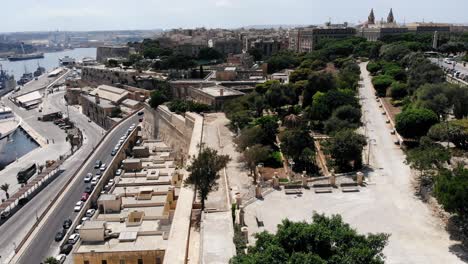 Vista-Aérea-Panorámica-De-Drones-Del-Jardín-Y-Parque-Herbert-Ganado-Cerca-Del-Gran-Puerto-De-Valletta-En-Floriana,-Malta