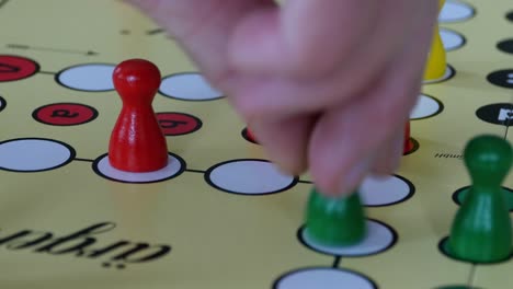 Ludo-Spielen-Und-Einen-Gegner-Rausschmeißen