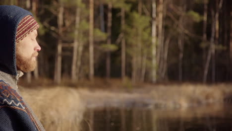 pan revela ms - un apuesto hombre barbudo respirando conscientemente, meditando