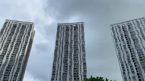 fotografía de bajo ángulo de edificios residenciales altos llamados torres urabana en kolkata, india en un día nublado