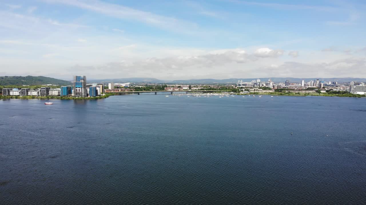 거리에 a4232 링크 로드 브리지가 있는 카디프 베이