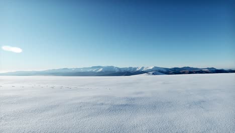 Movimiento-De-Cámara-Izquierda-derecha-De-Un-Paisaje-Montañoso-Nevado-De-Invierno