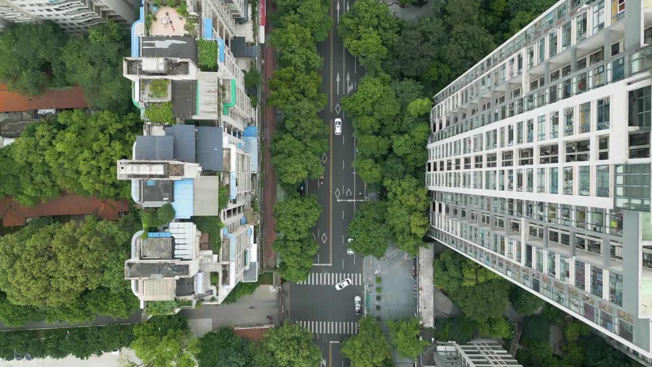 중국의 아름다운 도로에서 운전하는 자동차를 추적하는 드론의 상단 아래 항공 영상