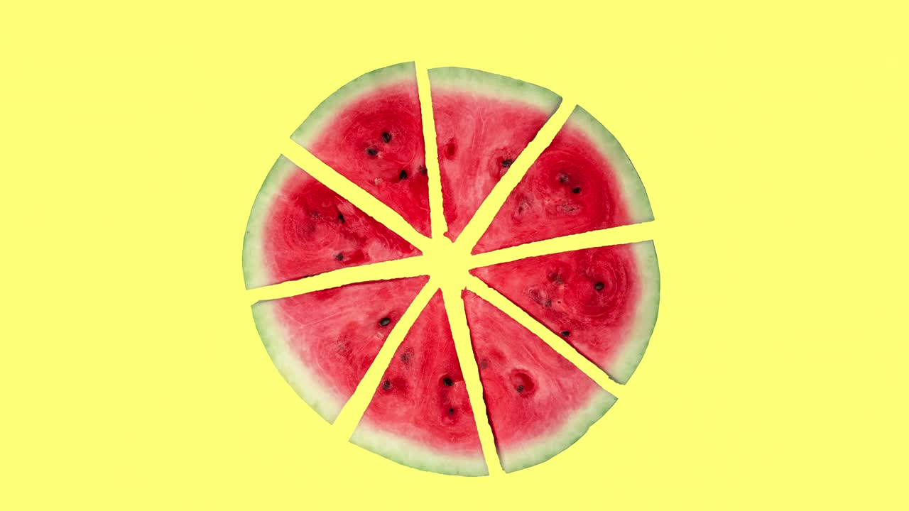rebanadas de sandía animadas en un fondo amarillo. bucle sin costuras de comida 3d realista. arte de diseño de movimiento mínimo y rotación