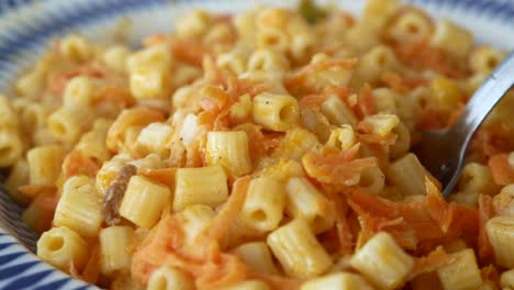 ensalada de macarrones en un cuenco