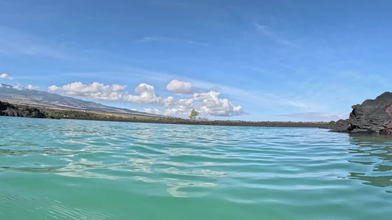 в тропической голубой воде
