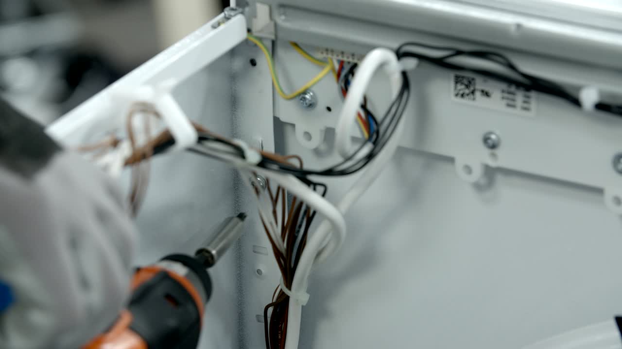 los tornillos de desenroscamiento que se encuentran en el lado interior