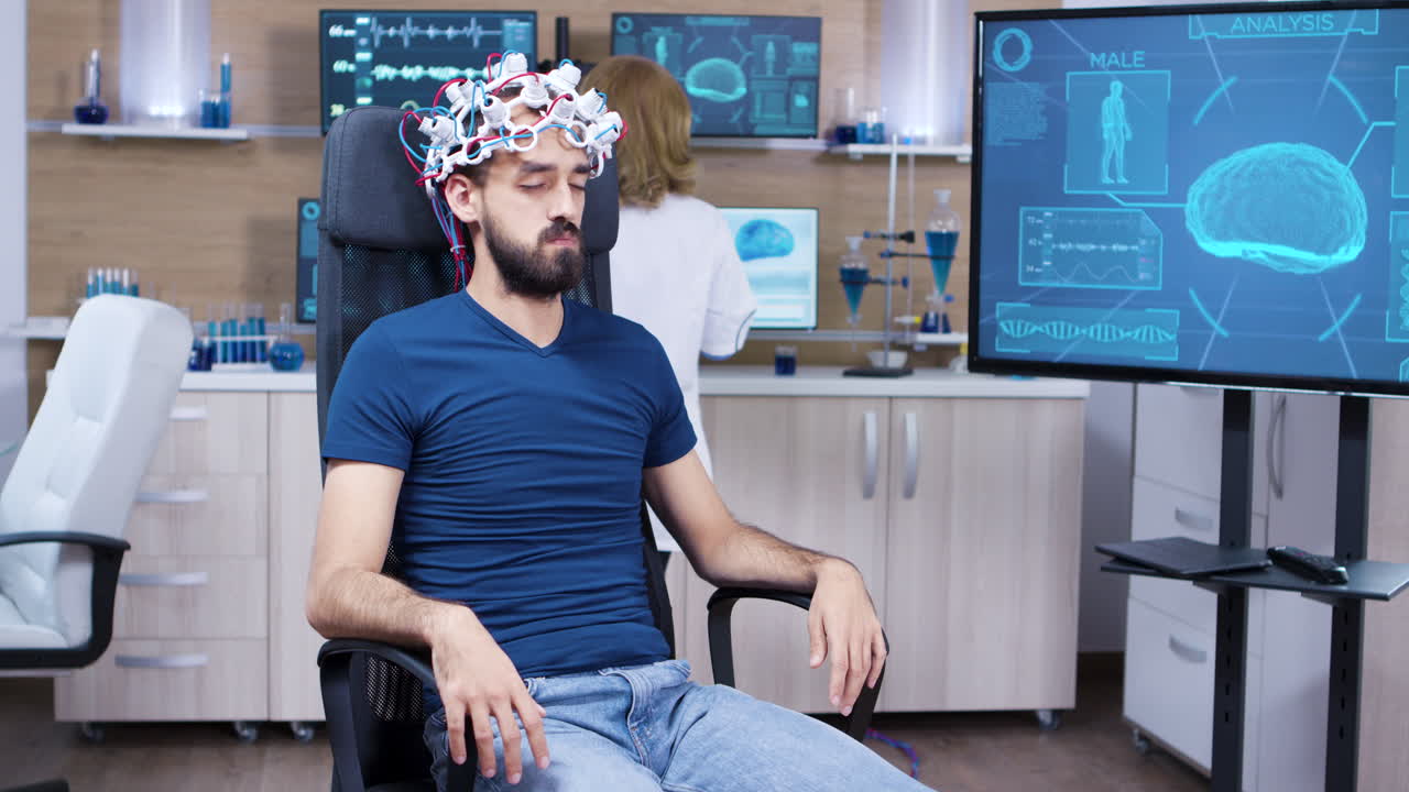 paciente con ondas cerebrales escaneando auriculares cerrando los ojos