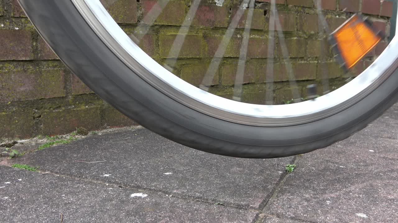 un primer plano de la rueda giratoria de una bicicleta deportiva.