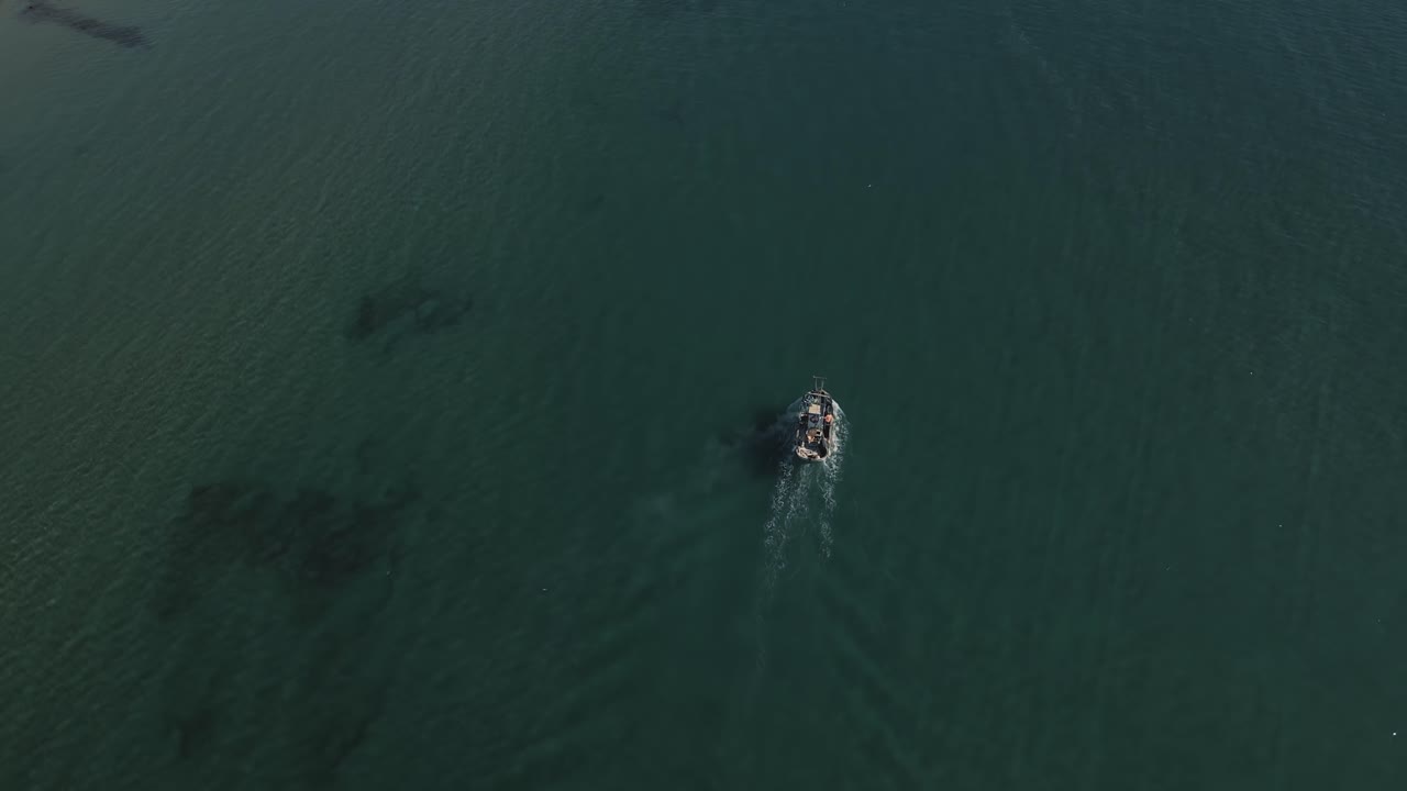 얕은 바다에서 어선의 조감도