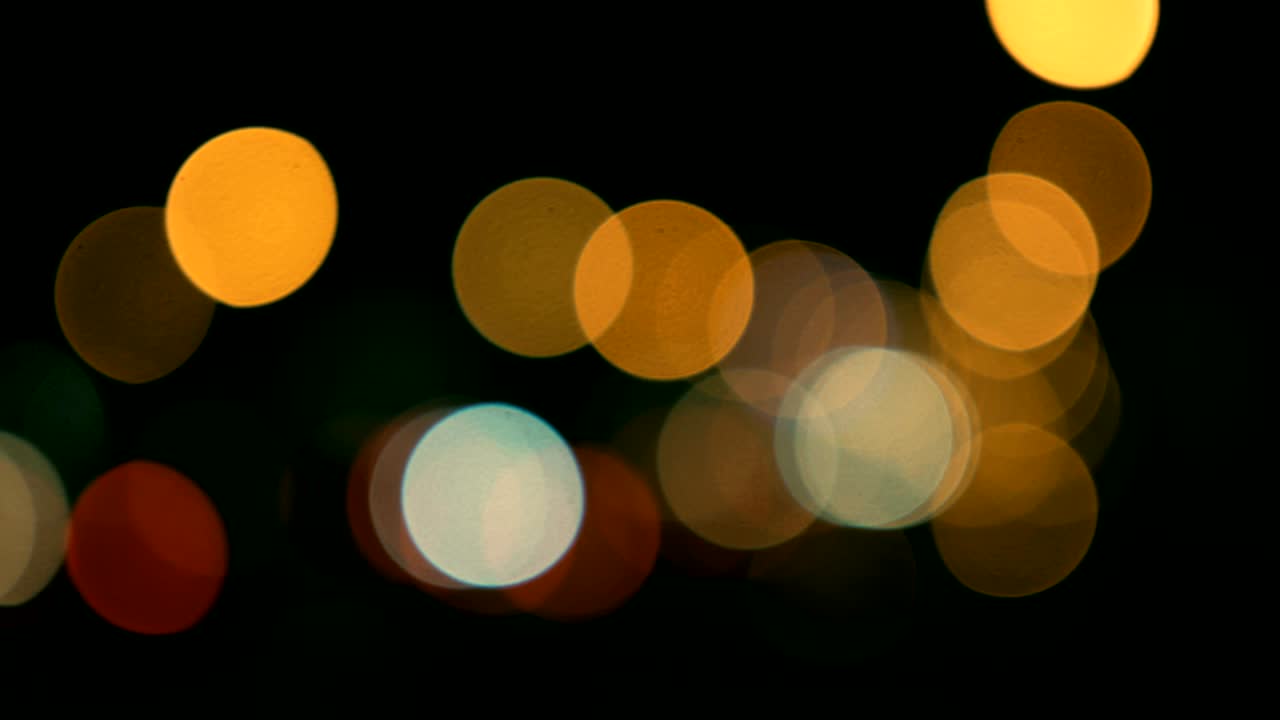 luces desenfocadas calle de los ángeles resumen. fondo borroso de la ciudad. círculos de bokeh en movimiento del tráfico nocturno.