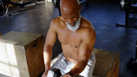 hombre mayor haciendo ejercicio con pesas en el estudio de fitness 4k