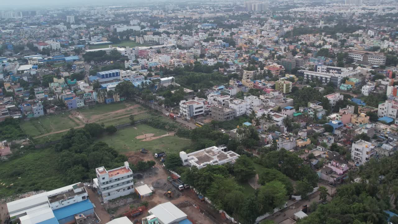 las afueras de la ciudad de chennai se pueden ver en un video aéreo