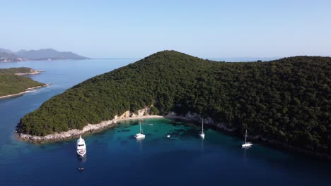 Vista-Orbital-Sobre-La-Bahía-De-Blue-Lagoon-Beach,-Syvota,-Grecia