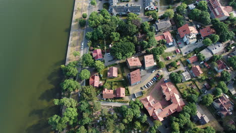 Ciudad-De-Juokrante-Con-Vehículos-Y-Personas-En-Movimiento,-Vista-Aérea-De-Arriba-Hacia-Abajo