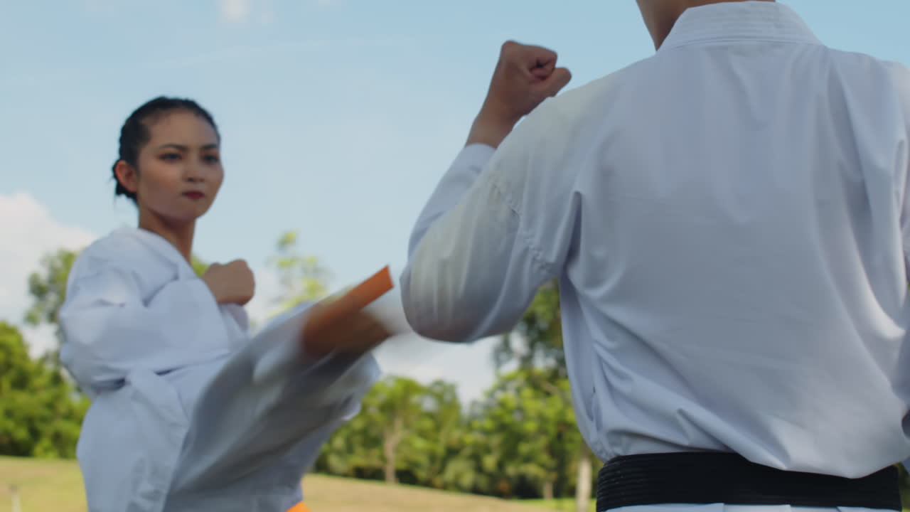 V1-0030_2023.12.14 DI Trung Crossmedia People practising taekwondo00000000.mov