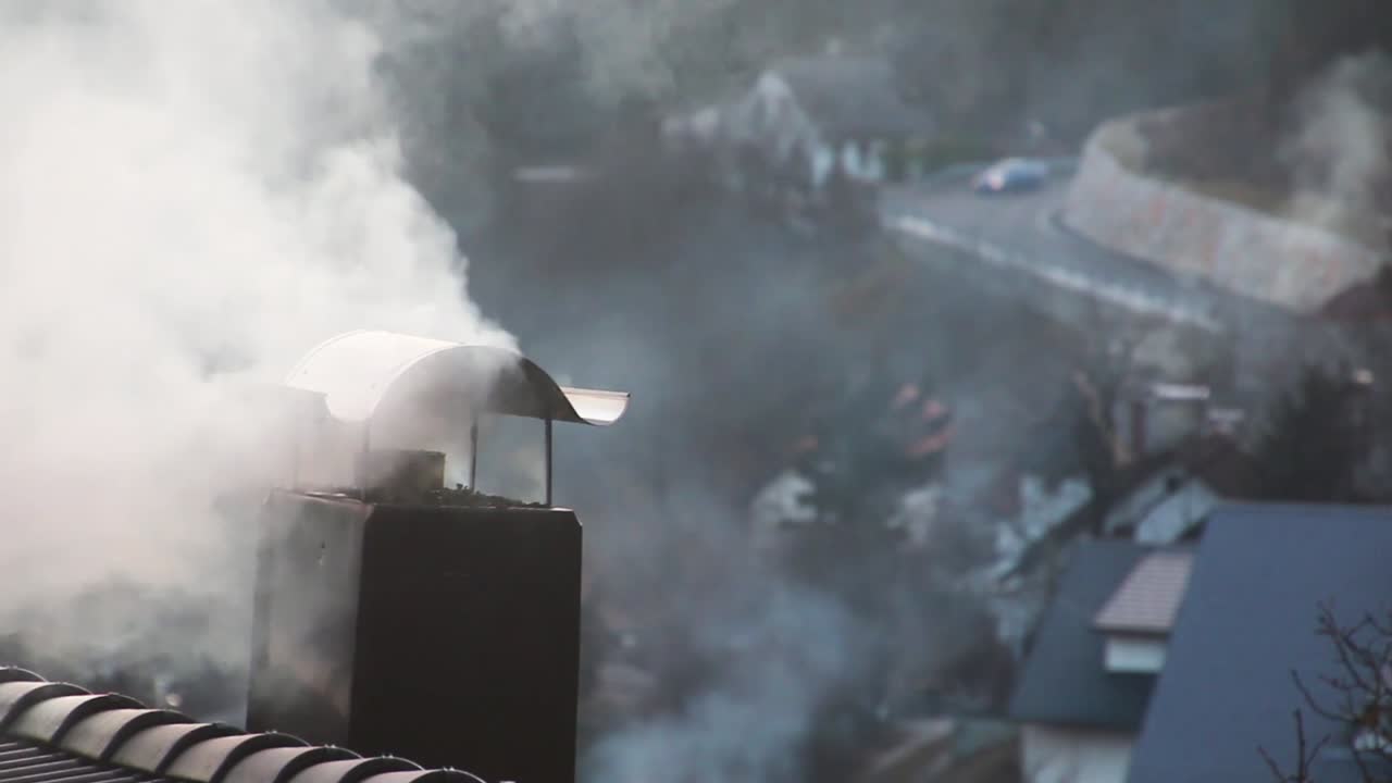 겨울에 굴뚝에서 연기