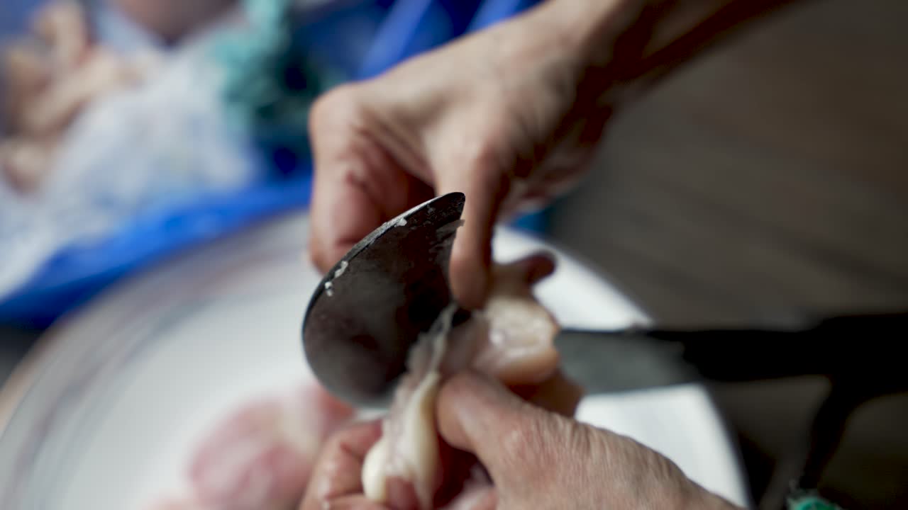 un cortador de verduras tradicional, conocido como "aruvamanai", se emplea para cortar carne de pollo cruda