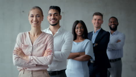equipa de negócios feliz e diversificada