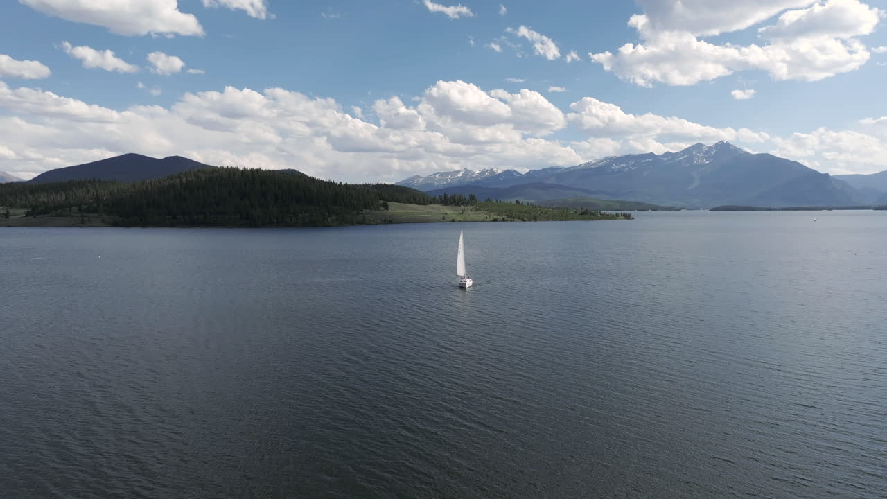 vista aérea de un velero en las aguas tranquilas del lago dillon, colorado, ee.uu. en un soleado día de verano