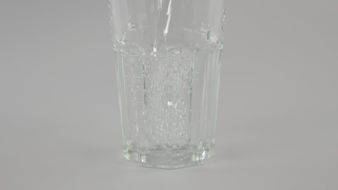 중립적인 배경 앞에 은 유리창에 아지는 느린 물