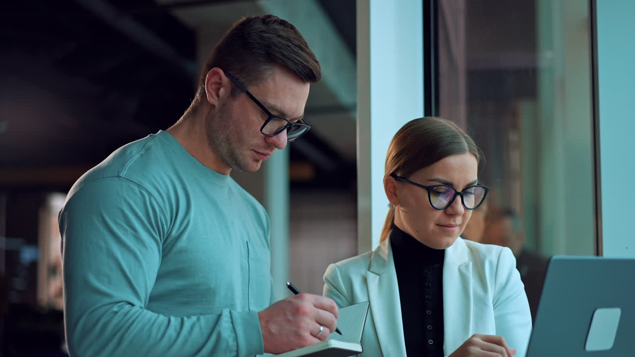 colegas de negocios que colaboran