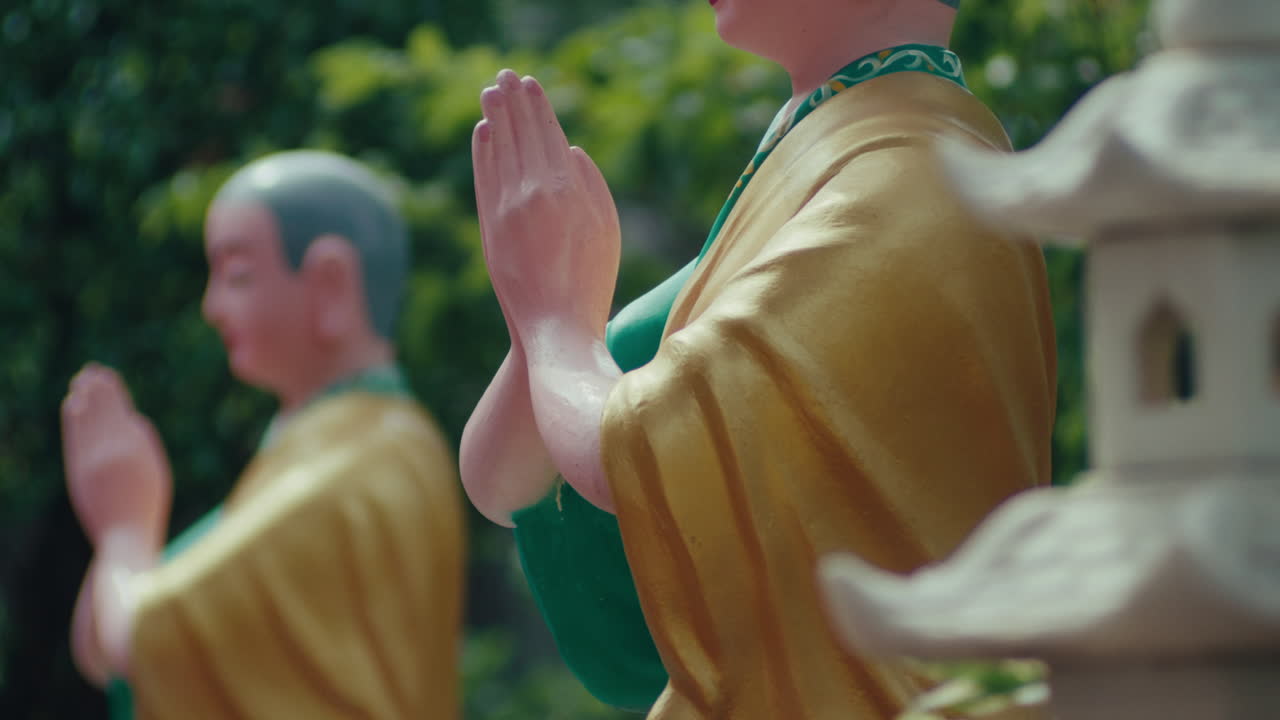 Buddha statues are holding hands and reciting Buddha's name outdoors
