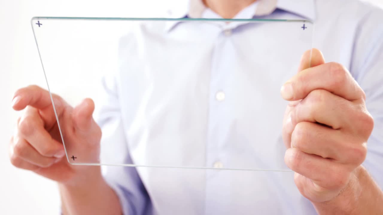 디지털 태블릿을 사용하는 척 하는 남자