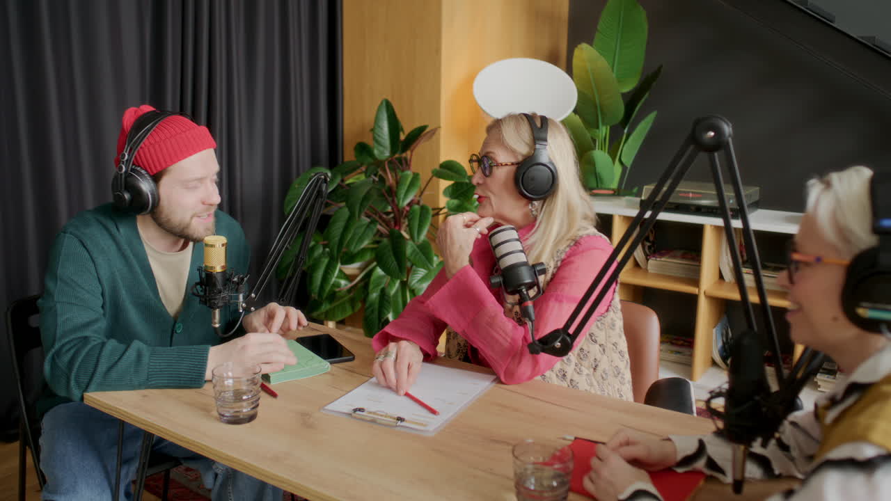 Homem Gravando Entrevista de Podcast com Apresentadoras em Estúdio Aconchegante
