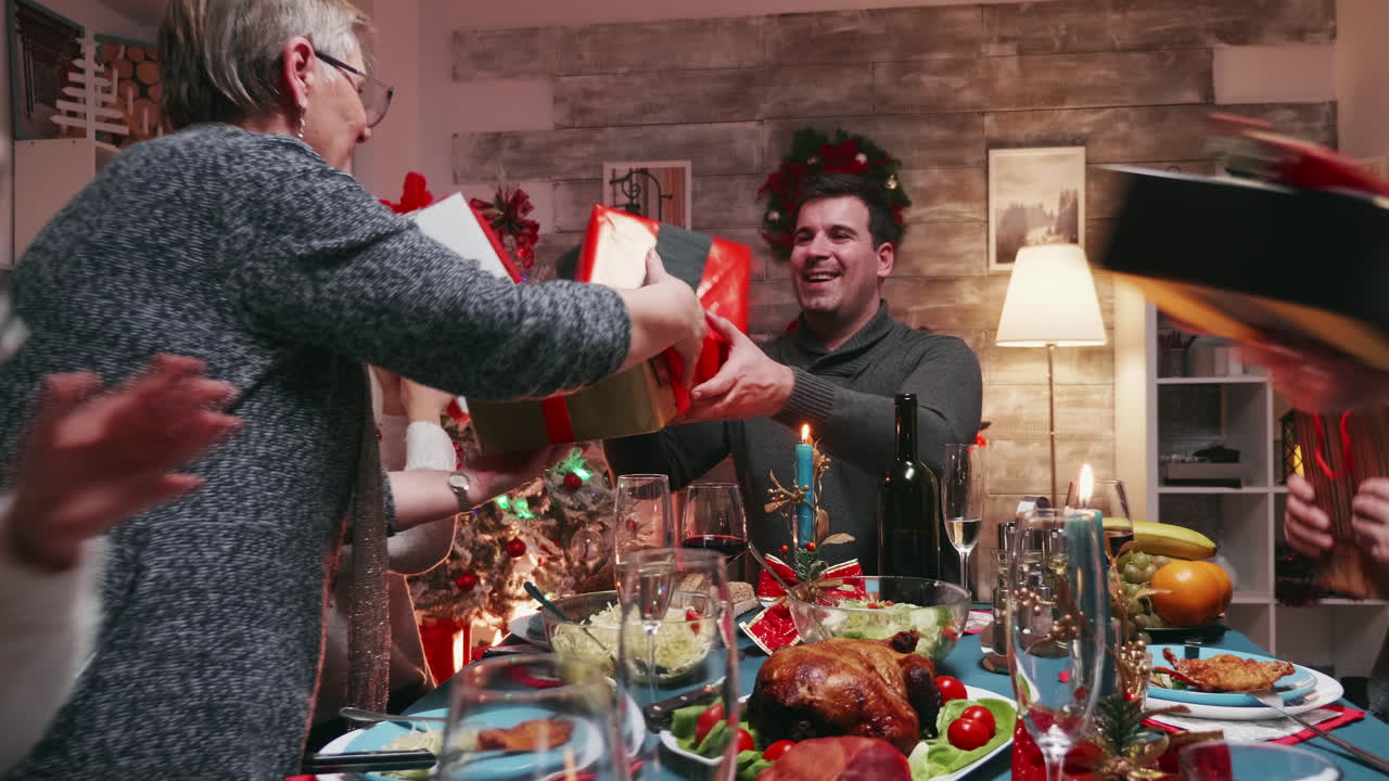 atmósfera alegre de una gran familia intercambiando regalos