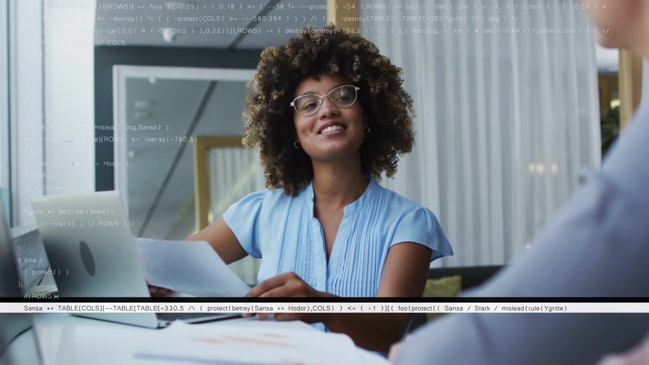 Donna che estende una pagina al laptop, conducendo una revisione aziendale, leggendo mentre barre di glitch attraversano l'inquadratura.