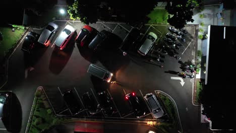 vista aérea del estacionamiento nocturno